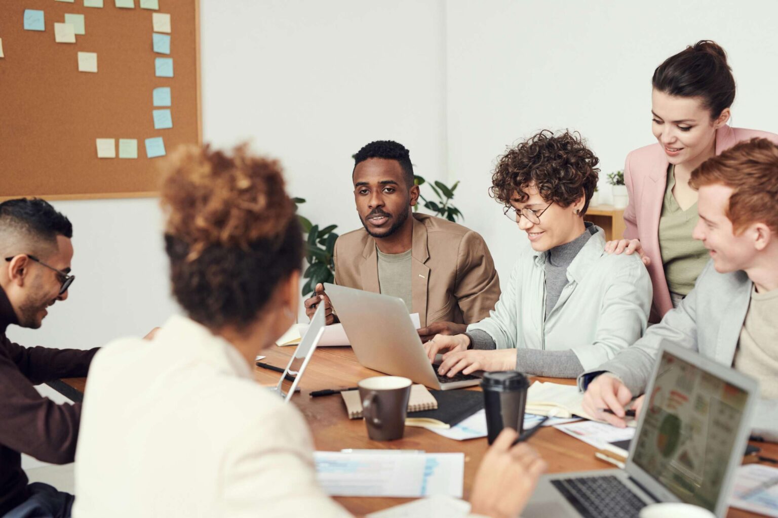 Equipe diversa reunida para discutir estratégias de recrutamento