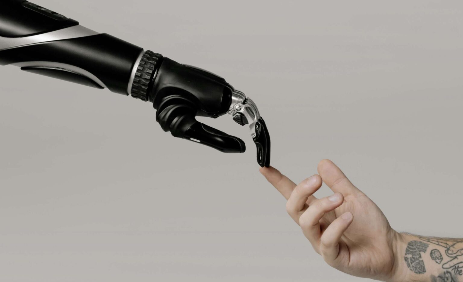 Braço robótico e mão humana simbolizando inteligência artificial no recrutamento