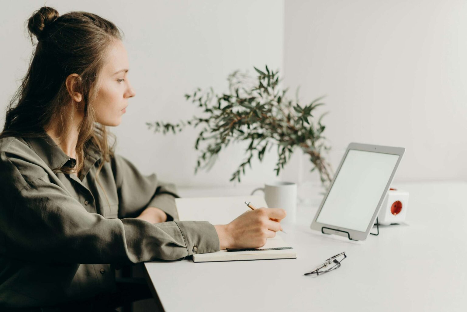 Profissional trabalhando em notebook em ambiente tranquilo