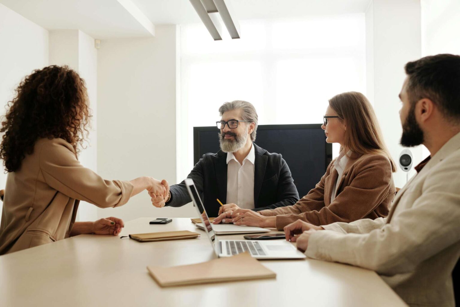 Equipe reunida com consultor para planejar contratação em tecnologia