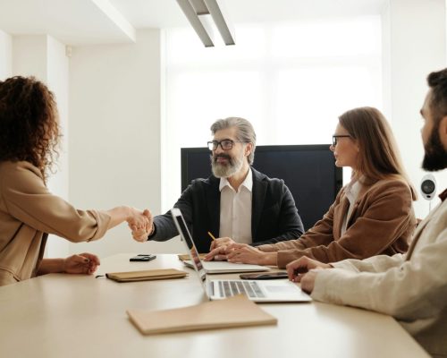 Profissionais reunidos com consultor de recrutamento de tecnologia