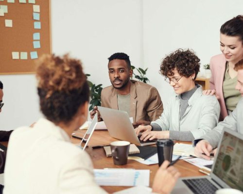 Equipe diversa reunida para discutir estratégias de recrutamento